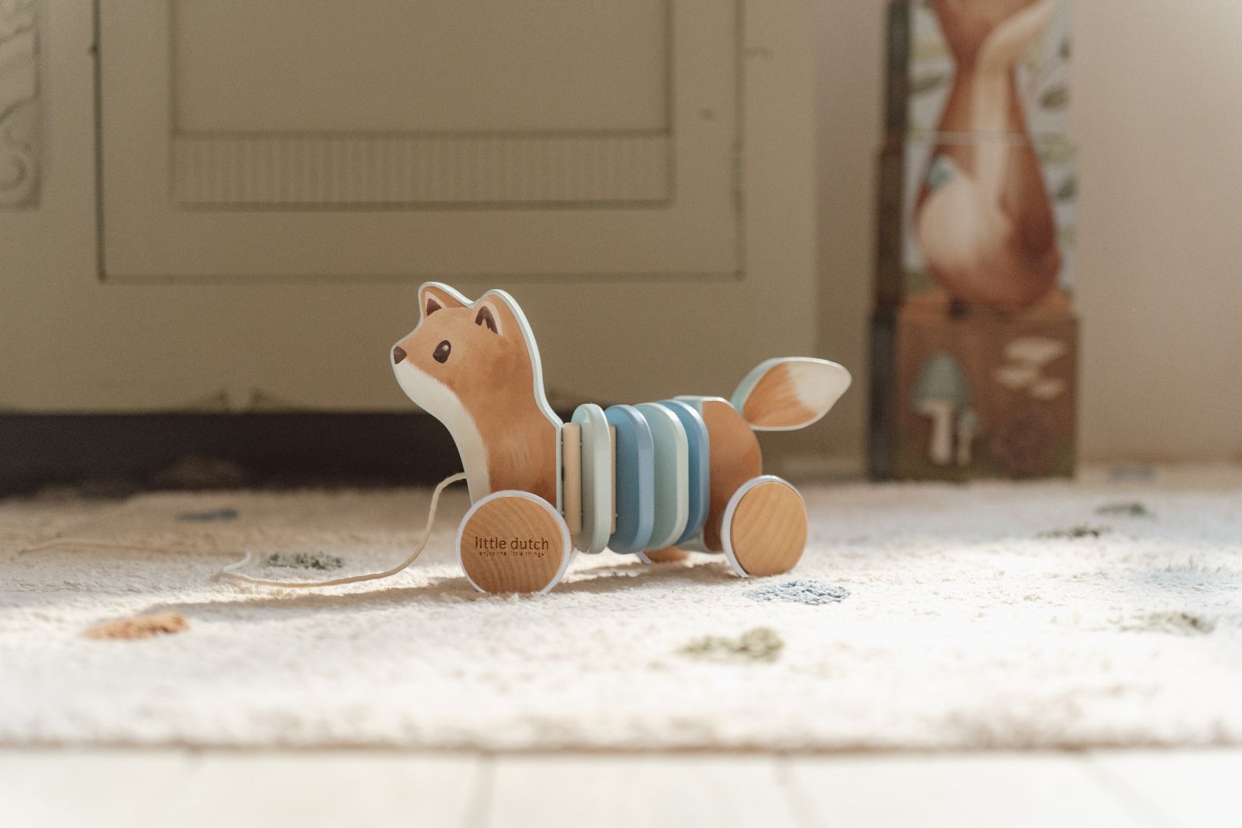 https://www.vanastenbabysuperstore.nl/media/catalog/product/0/5/0592404007_2_trekdier_wiebel_little_dutch_vos_forest_friends.jpg