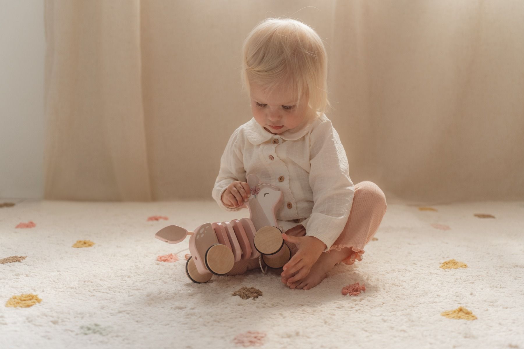 https://www.vanastenbabysuperstore.nl/media/catalog/product/0/5/0592404030_2_trekdier_wiebel_little_dutch_hertje_fairy_garden.jpg