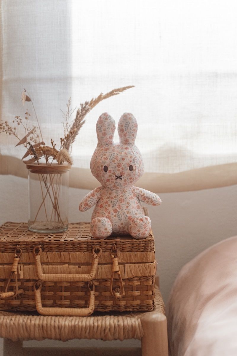 https://www.vanastenbabysuperstore.nl/media/catalog/product/0/5/0592420003_2_knuffel_nijntje_lucky_blossom_all_over_20cm.jpg