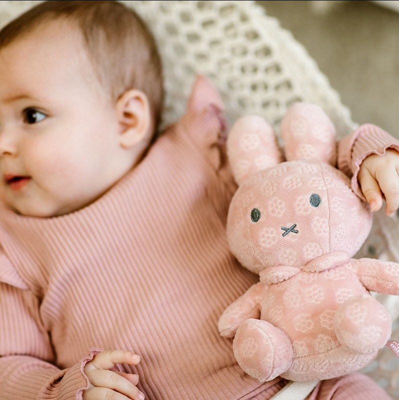 https://www.vanastenbabysuperstore.nl/media/catalog/product/0/5/0592420030_2_knuffel_nijntje_pink_flowers_20cm.png