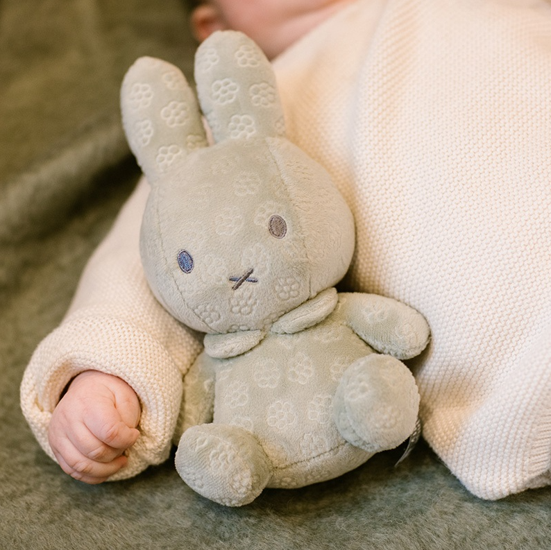 https://www.vanastenbabysuperstore.nl/media/catalog/product/0/5/0592420031_2_knuffel_nijntje_green_flowers_20cm.png