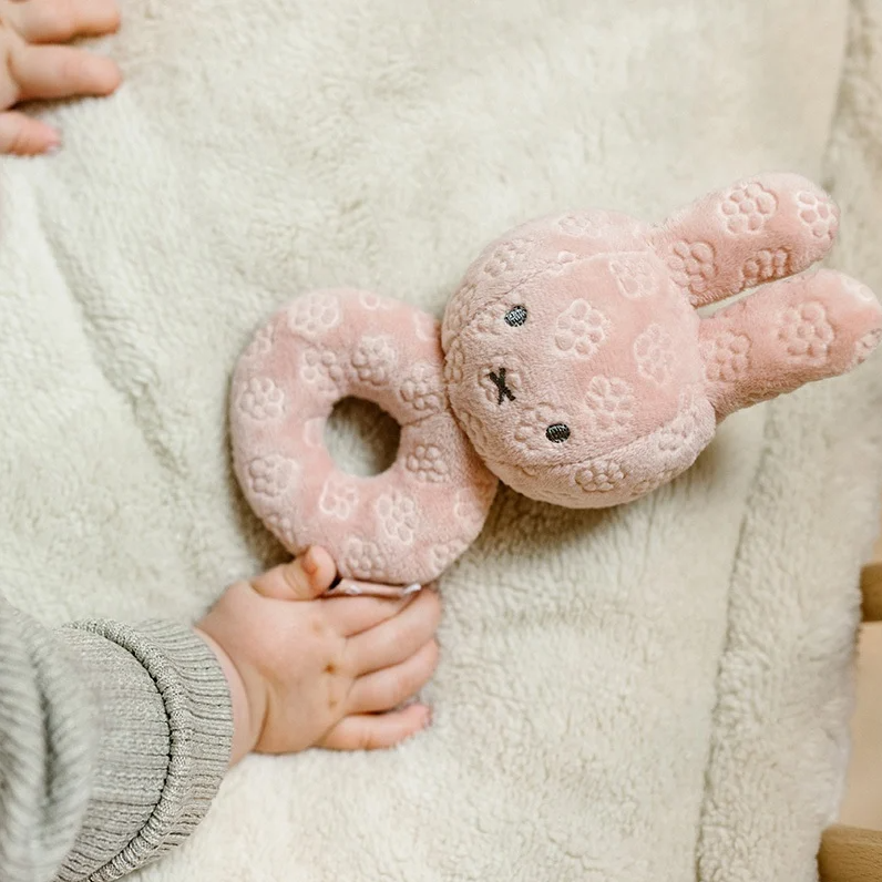 https://www.vanastenbabysuperstore.nl/media/catalog/product/0/5/0592420032_2_rammelaar_nijntje_pink_flower.png