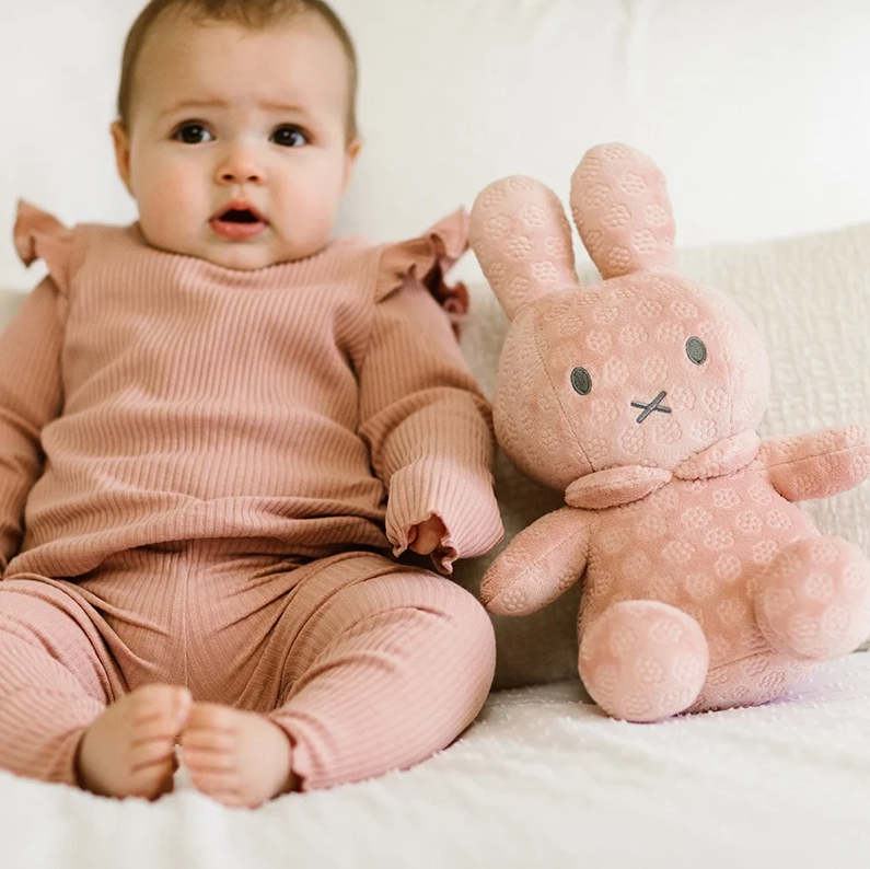 https://www.vanastenbabysuperstore.nl/media/catalog/product/0/5/0592420040_2_knuffel_nijntje_pink_flower.png
