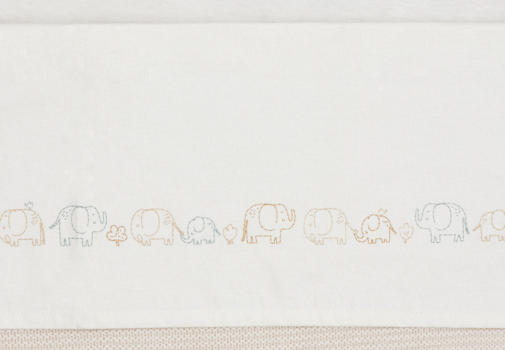 https://www.vanastenbabysuperstore.nl/media/catalog/product/0/6/0611890015_1_laken_ledikant_jollein_120x150_elephant_tales.jpg