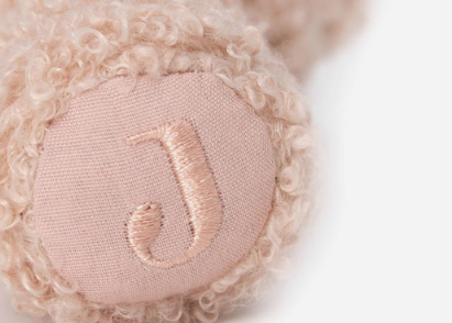 https://www.vanastenbabysuperstore.nl/media/catalog/product/0/6/0612400179_2_rammelaar_jollein_teddy_bear_wild_rose.png