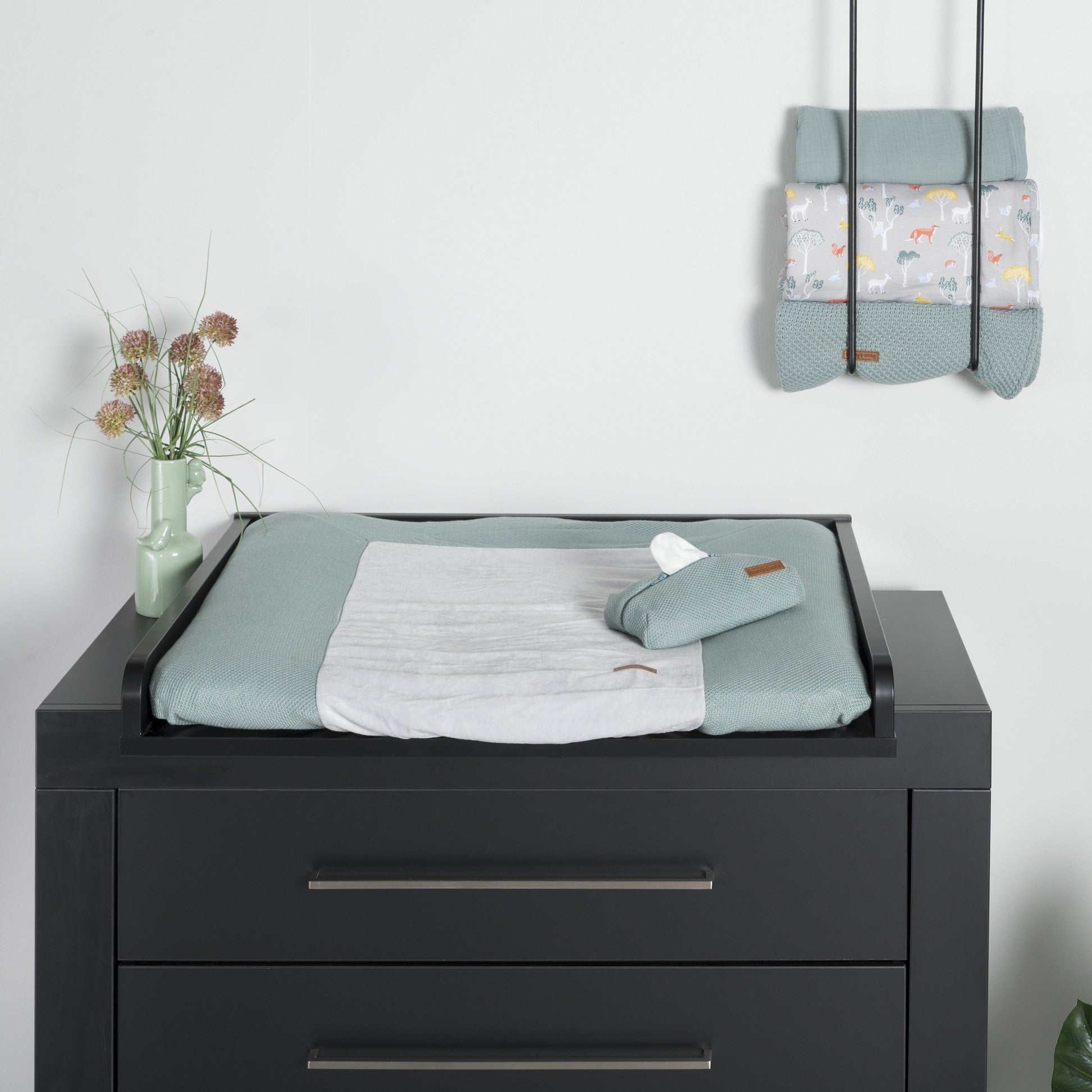 https://www.vanastenbabysuperstore.nl/media/catalog/product/0/6/0640020055_1_commode_bladvergroter_black_dik_blad.jpg