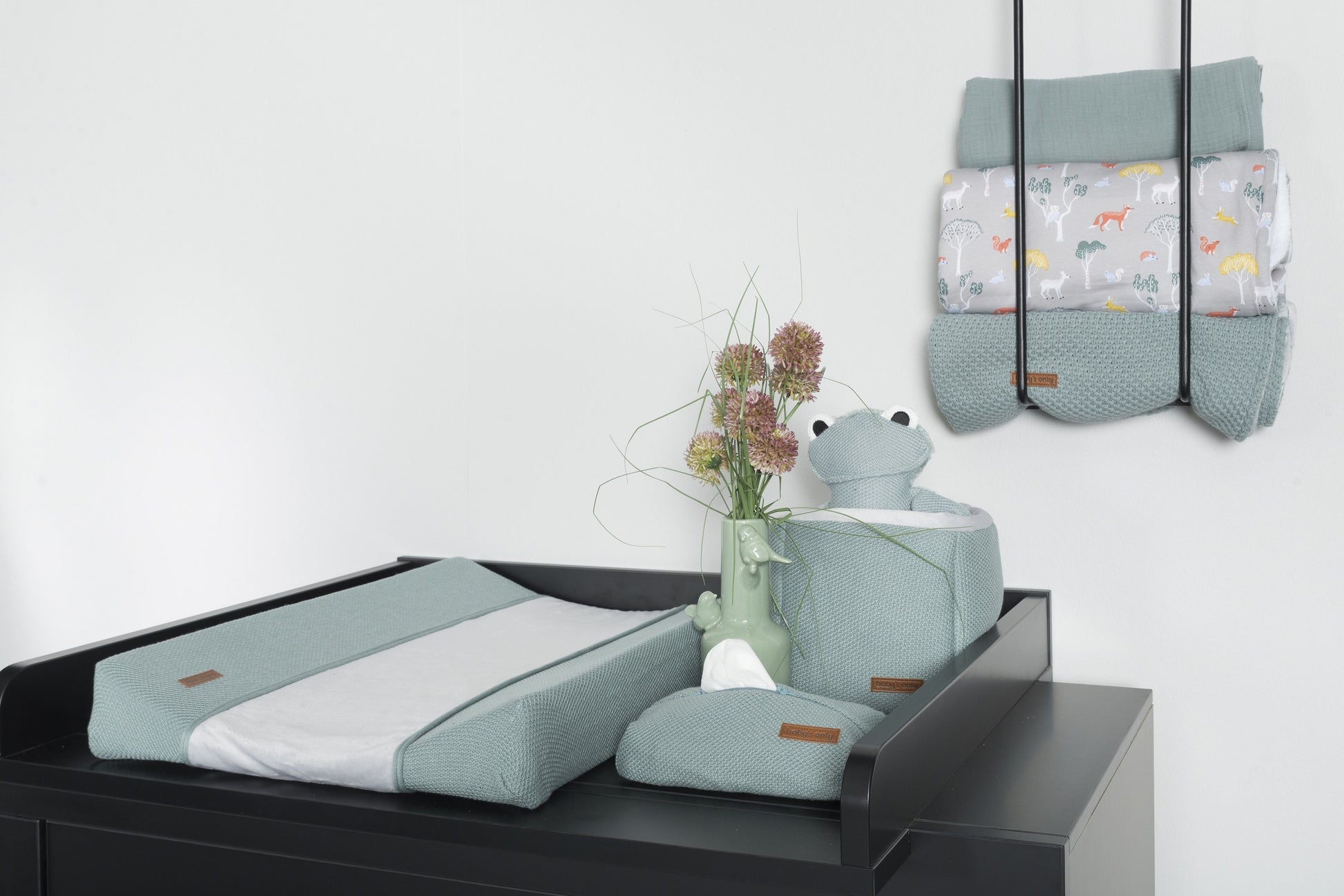 https://www.vanastenbabysuperstore.nl/media/catalog/product/0/6/0640020055_2_commode_bladvergroter_black_dik_blad.jpg
