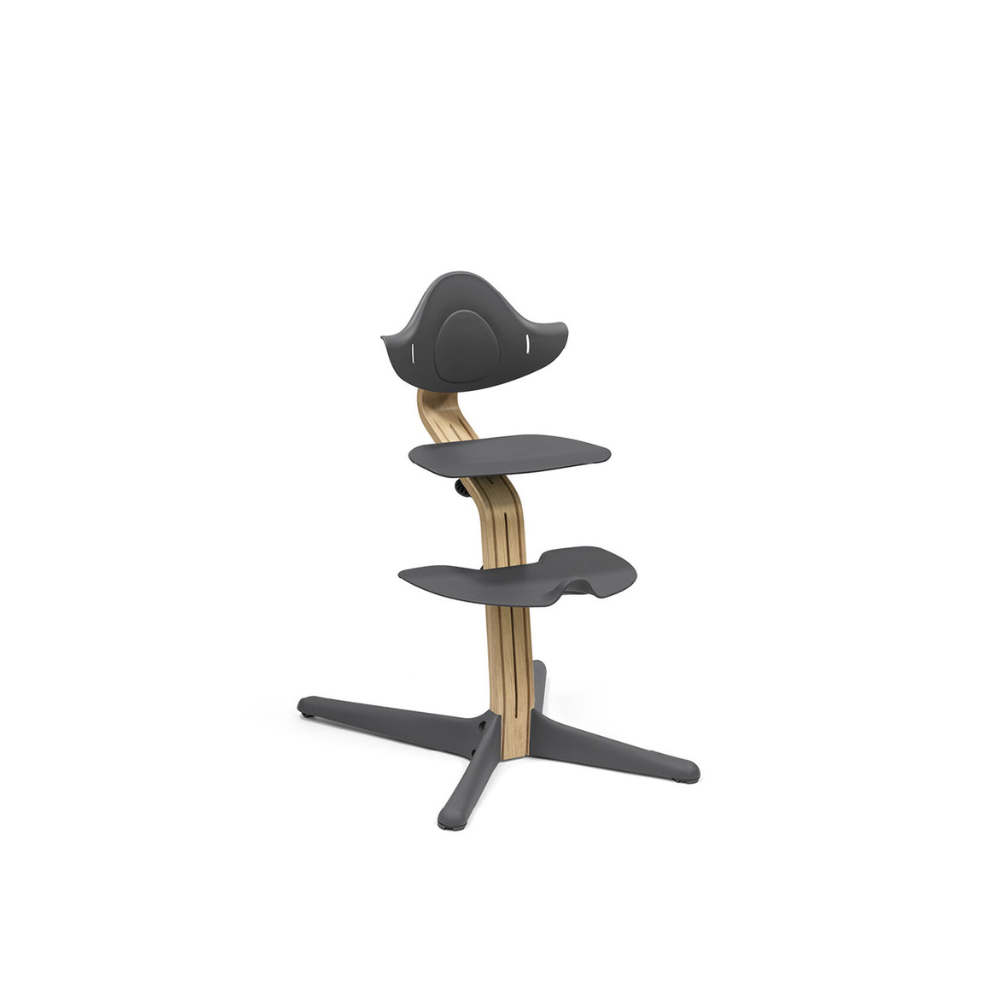 https://www.vanastenbabysuperstore.nl/media/catalog/product/0/8/0831600118_2_kinderstoel_stokker_nomi_anthraciteoak.png