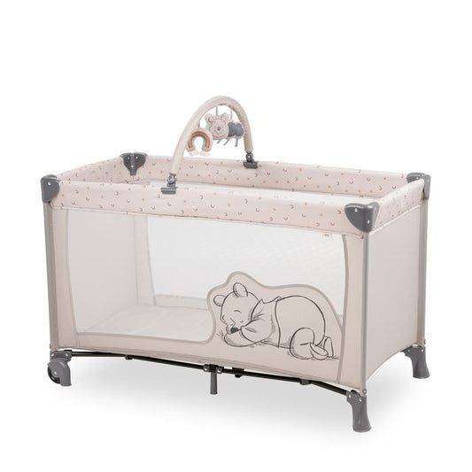 https://www.vanastenbabysuperstore.nl/media/catalog/product/1/1/1121400021_1_campingbed_hauck_dream_n_play_pooh_rainbow_beige.jpg