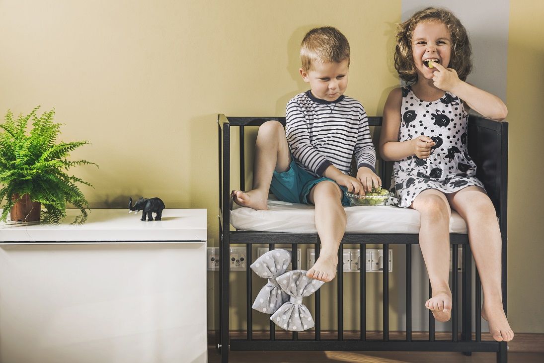 https://www.vanastenbabysuperstore.nl/media/catalog/product/1/2/1280060040_2_wieg_cosleeper_bedside_40_x_80_black_666cs.jpg