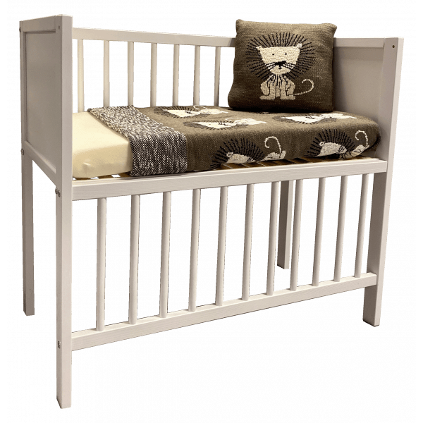 https://www.vanastenbabysuperstore.nl/media/catalog/product/1/2/1280060041_2_wieg_cosleeper_bedside_40x80_house_white_wash.png