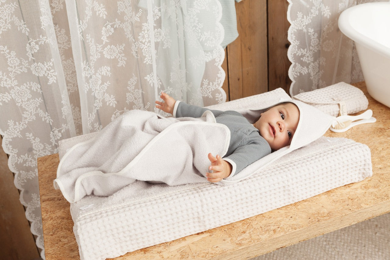 https://www.vanastenbabysuperstore.nl/media/catalog/product/1/8/1801900526_2_aankleedkussenhoes_koeka_wafel_sand.jpg