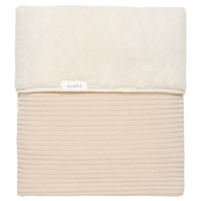 https://www.vanastenbabysuperstore.nl/media/catalog/product/1/8/1801900583_1_deken_ledikant_koeka_vik_teddy_sand.jpg