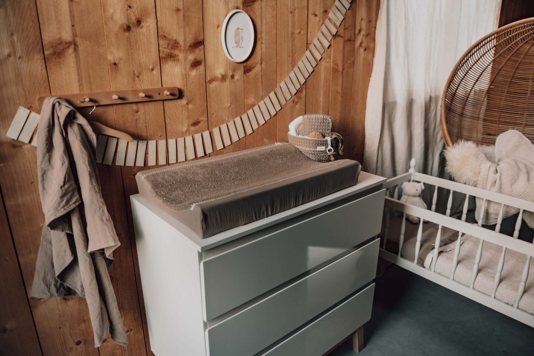 https://www.vanastenbabysuperstore.nl/media/catalog/product/1/8/1801900909_2_aankleedkussenhoes_koeka_faro_caffe.jpg