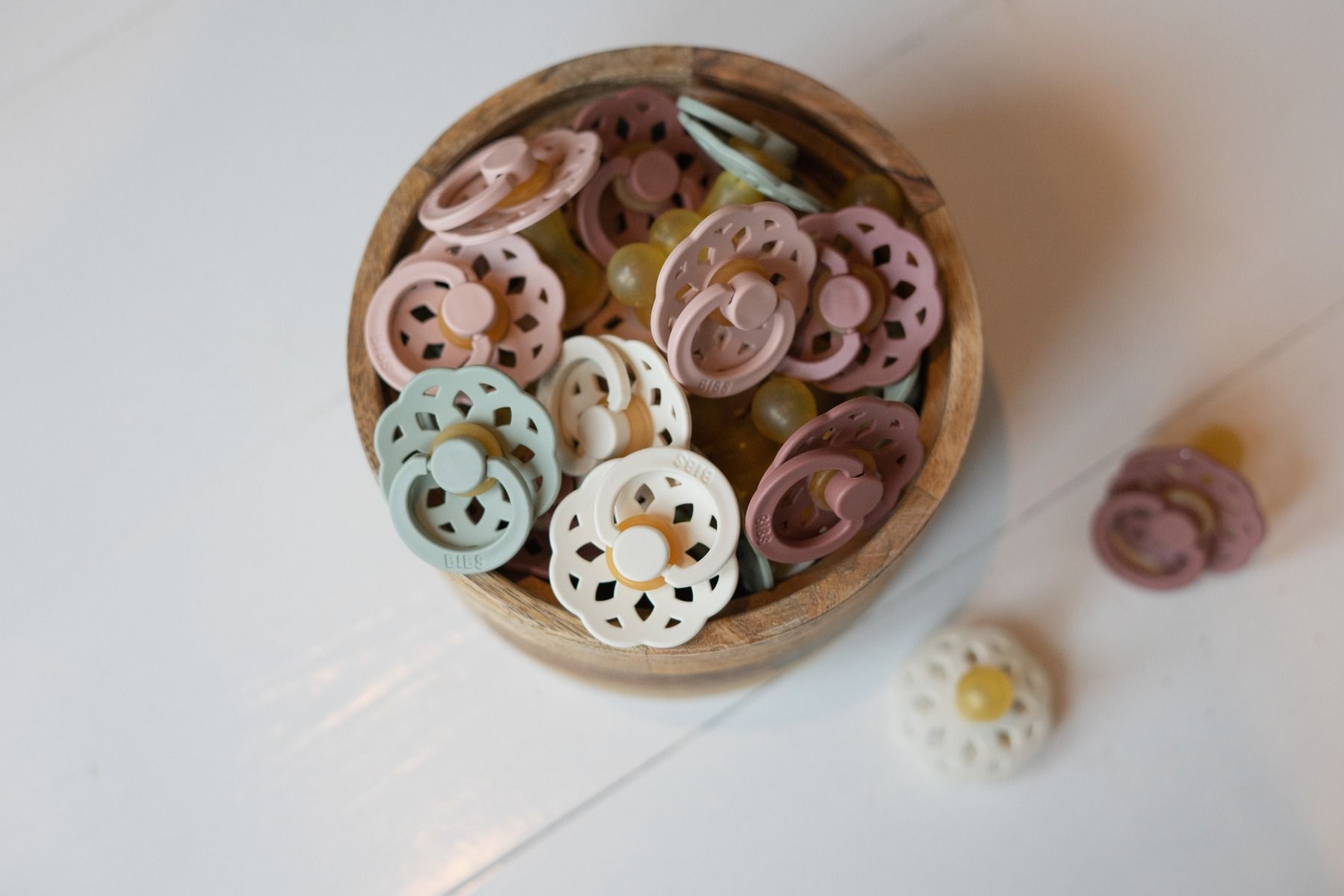 https://www.vanastenbabysuperstore.nl/media/catalog/product/1/9/1912800020_2_fopspeen_bibs_boheme_ivoryblossom_06mnd_2st.jpg