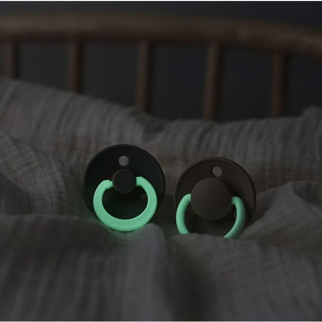 https://www.vanastenbabysuperstore.nl/media/catalog/product/1/9/1912800203_2_fopspeen_bibs_symmetric_glow_sagecloud_06mnd_2st.jpg