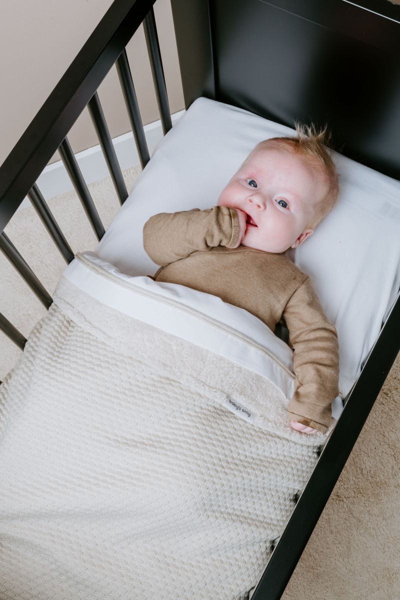 https://www.vanastenbabysuperstore.nl/media/catalog/product/3/5/3571900870_2_deken_ledikant_babys_only_sky_teddy_warm_linen.jpg
