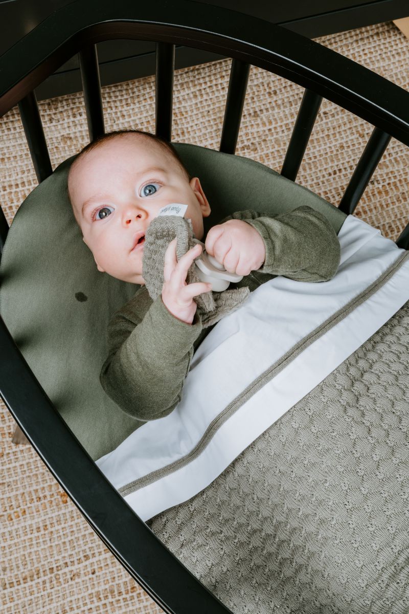 https://www.vanastenbabysuperstore.nl/media/catalog/product/3/5/3571900878_2_deken_ledikant_babys_only_skychunky_urban_green.jpg