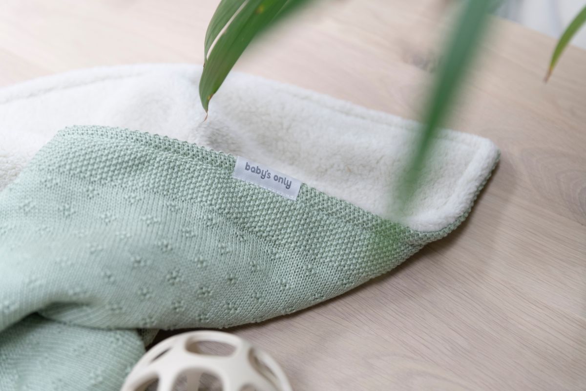 https://www.vanastenbabysuperstore.nl/media/catalog/product/3/5/3571901067_2_ledikantdeken_babys_only_mood_teddy_laurel_green.jpg
