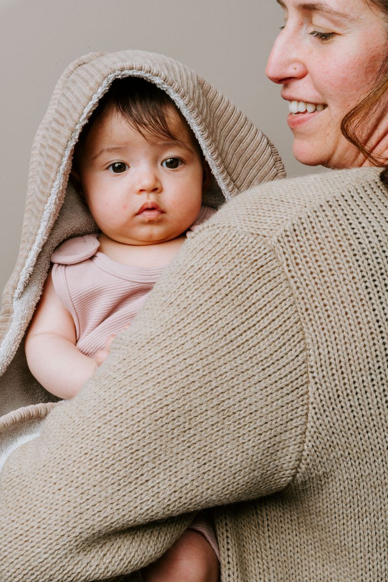 https://www.vanastenbabysuperstore.nl/media/catalog/product/3/5/3572700279_2_badcape_babys_only_sense_clay.jpg
