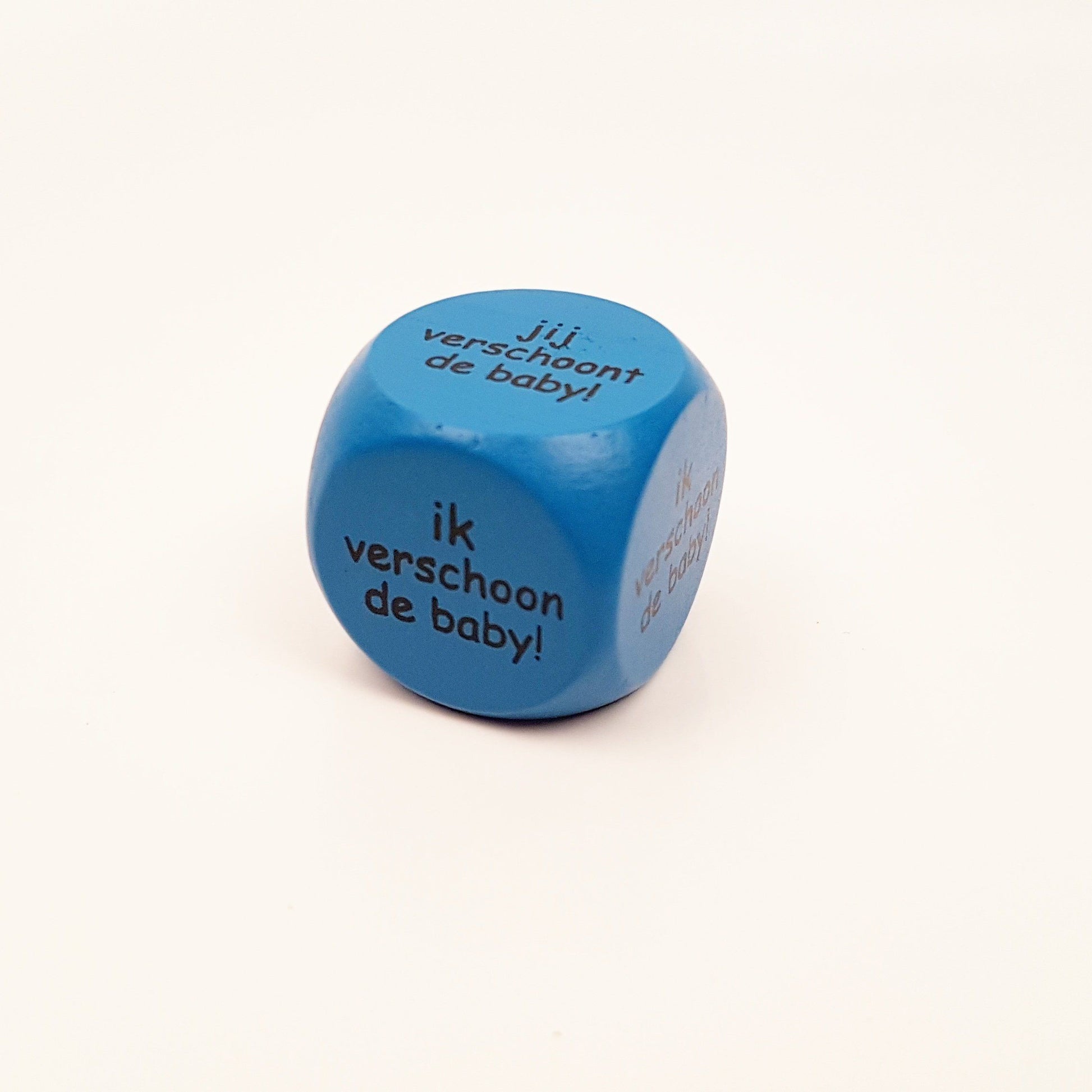 https://www.vanastenbabysuperstore.nl/media/catalog/product/3/7/3742400001_2_dobbelsteen_wie_verschoont_de_baby_blauw.jpg