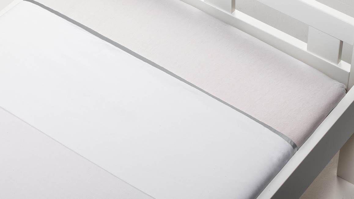 https://www.vanastenbabysuperstore.nl/media/catalog/product/3/8/3851900204_1_laken_ledikant_briljant_baby_wit_met_biesband_grijs.jpg