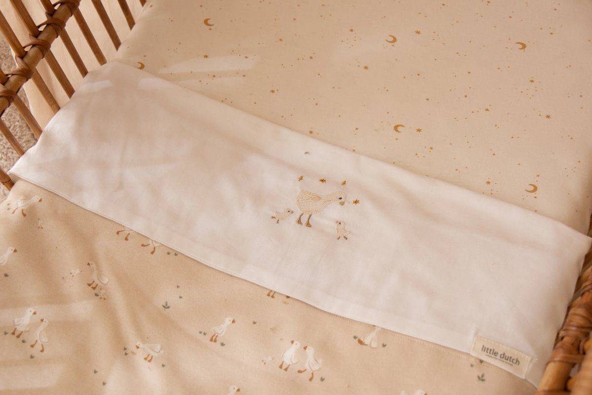 https://www.vanastenbabysuperstore.nl/media/catalog/product/3/8/3891900799_3_little_dutch_deken_wieg_little_goose_beige_fleece.jpg