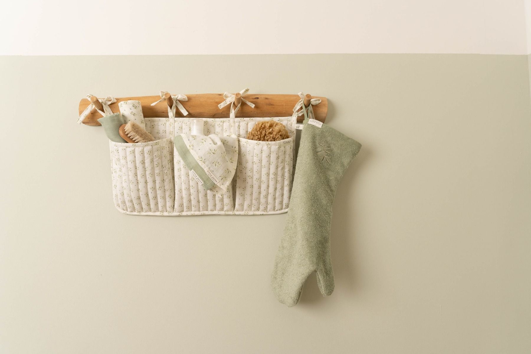 https://www.vanastenbabysuperstore.nl/media/catalog/product/3/8/3892110349_1_organizer_little_dutch_blueberry_leaves.jpg