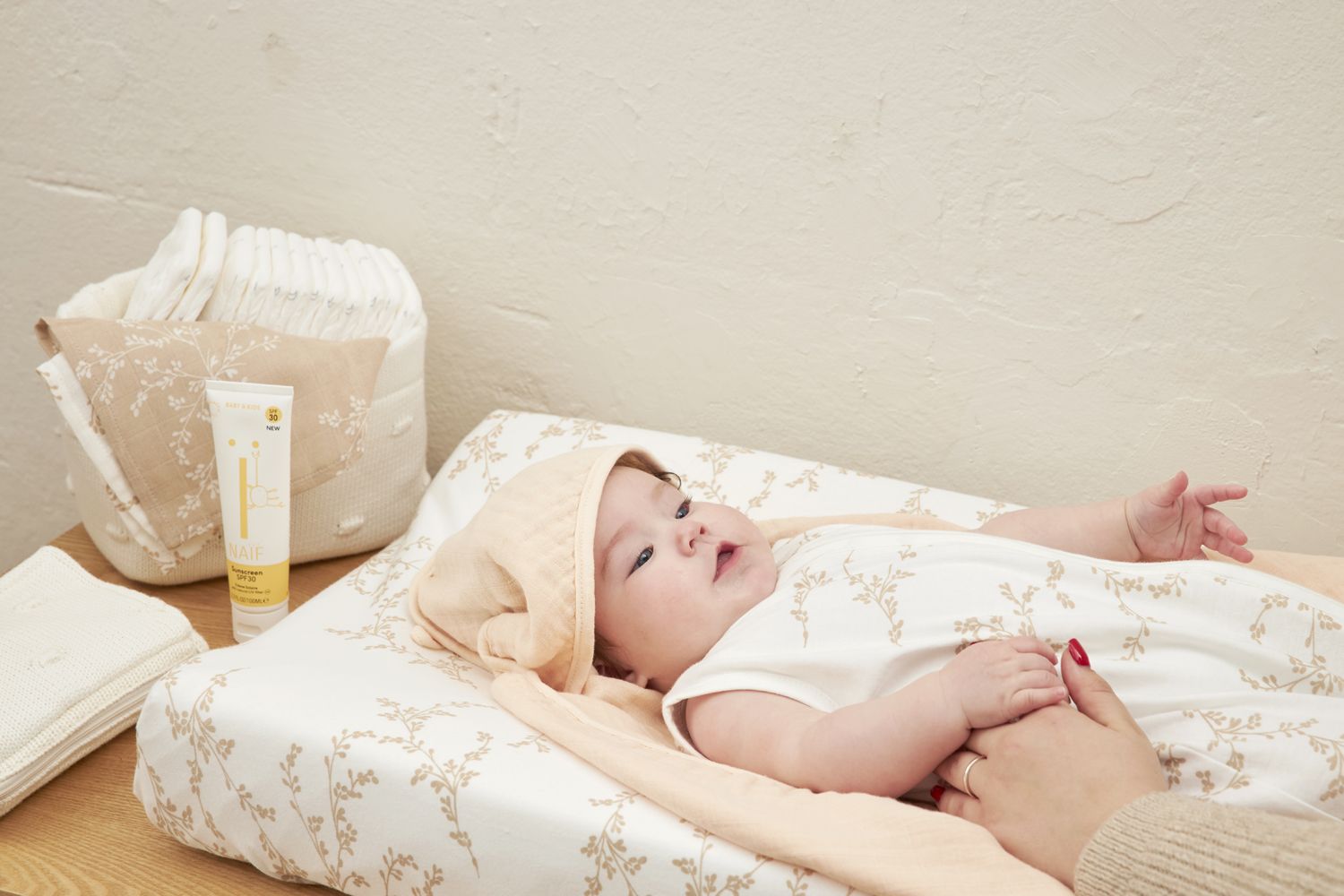 https://www.vanastenbabysuperstore.nl/media/catalog/product/4/5/4591900989_2_aankleedkussenhoes_meyco_branches_sand.jpg