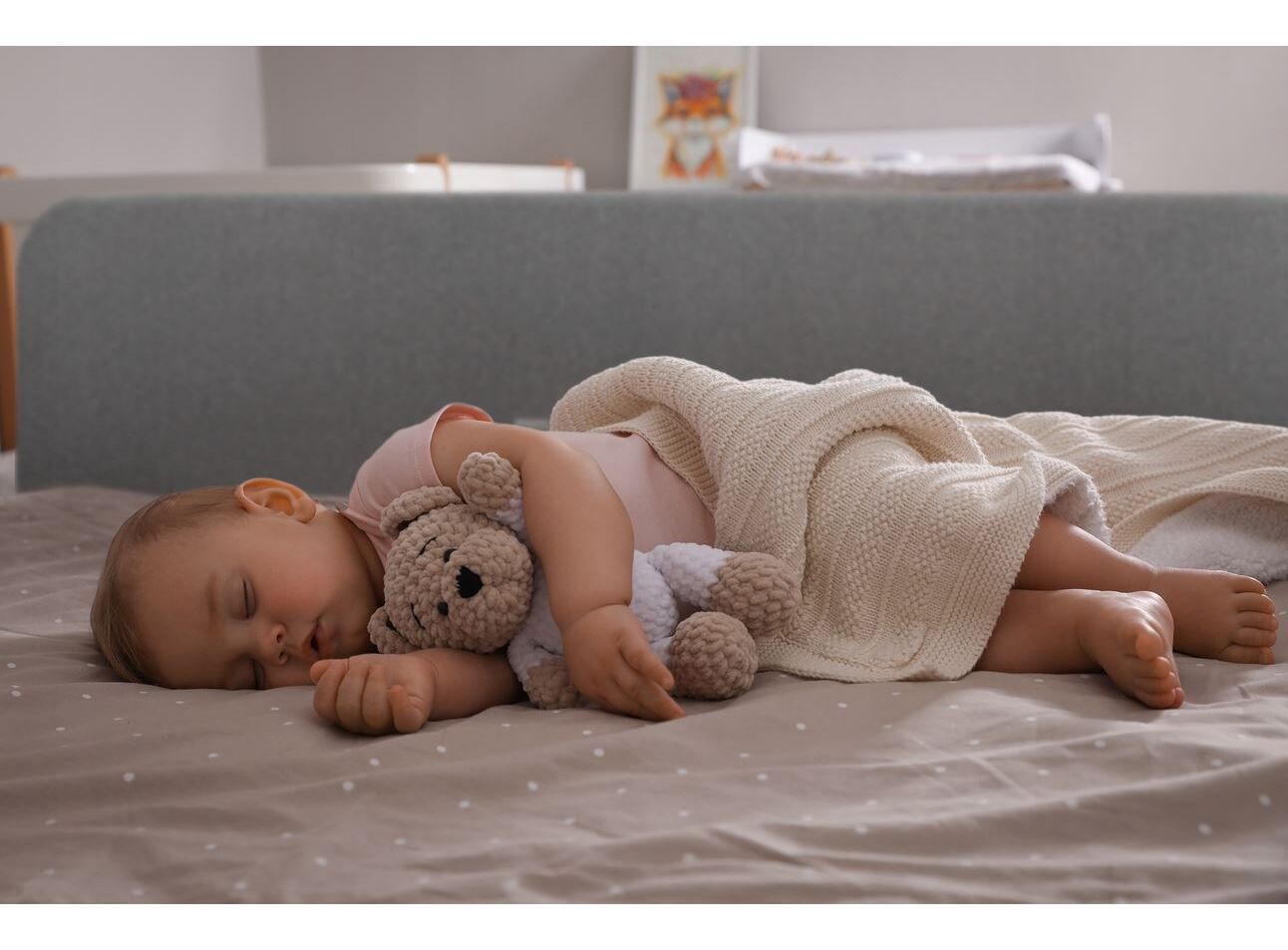 https://www.vanastenbabysuperstore.nl/media/catalog/product/5/9/5903771705035_12_bedrek_lionelo_lora_opvouwbaar_grey_stone.jpg