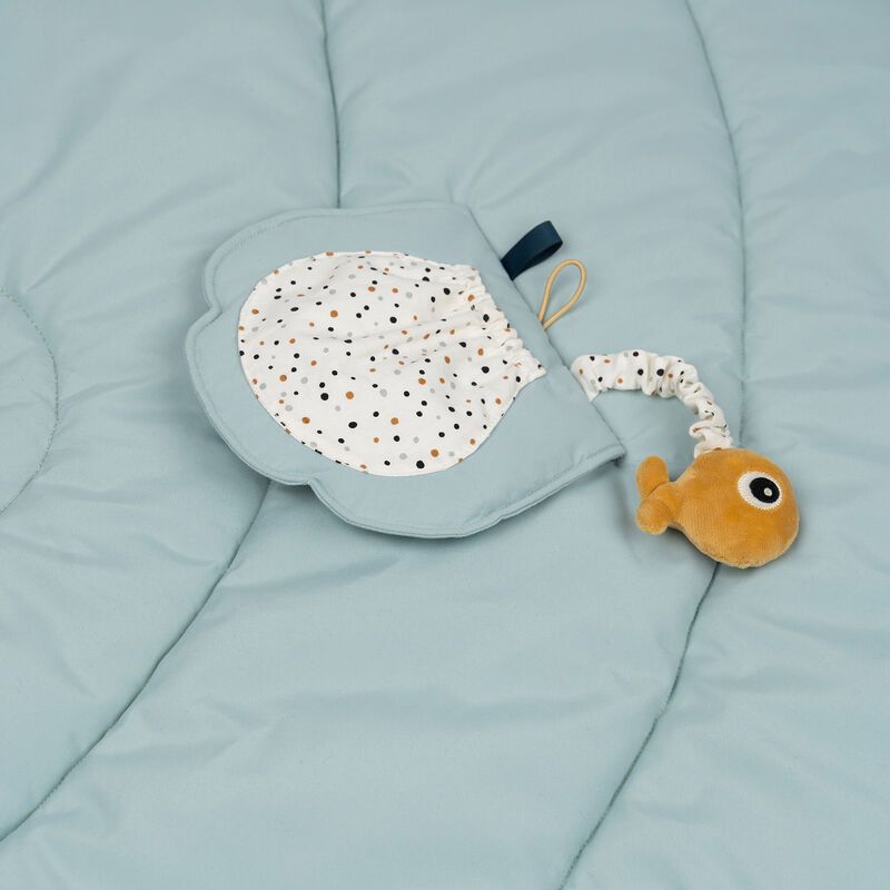 https://www.vanastenbabysuperstore.nl/media/catalog/product/7/3/7332400161_2_speelkleed_done_by_deer_activity_sea_friends_blue.jpg