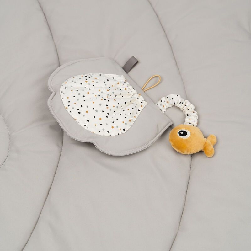 https://www.vanastenbabysuperstore.nl/media/catalog/product/7/3/7332400162_2_speelkleed_done_by_deer_activity_sea_friends_grey.jpg