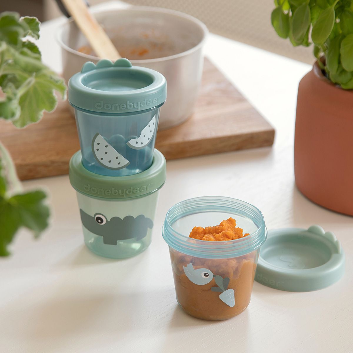 https://www.vanastenbabysuperstore.nl/media/catalog/product/7/3/7332800396_2_bewaarbakjes_done_by_deer_croco_green_3st.jpg