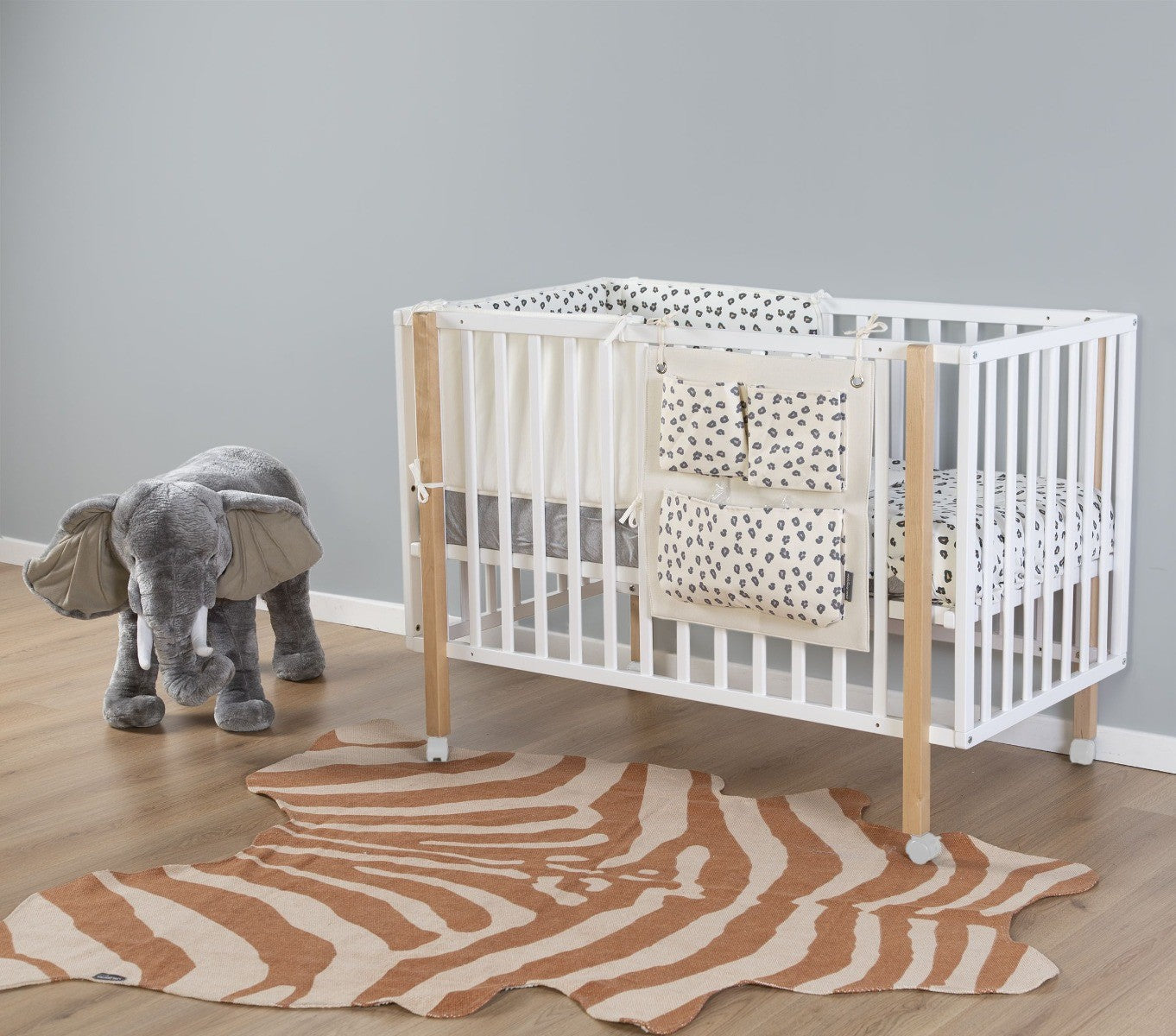 https://www.vanastenbabysuperstore.nl/media/catalog/product/7/7/7782300145_2_knuffel_childhome_olifant_60cm.jpg