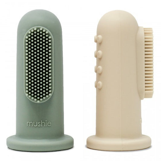 https://www.vanastenbabysuperstore.nl/media/catalog/product/8/2/8292110019_1_vingertandenborstel_mushie_7001304_shifting_sandcambridge_blue.jpg