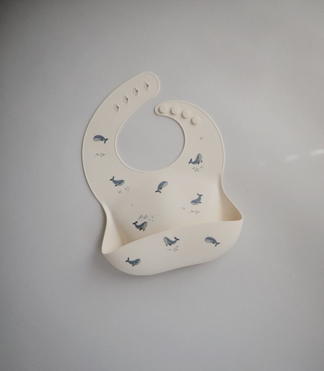 https://www.vanastenbabysuperstore.nl/media/catalog/product/8/2/8292110037_2_slabber_mushie_siliconen_whales.jpg