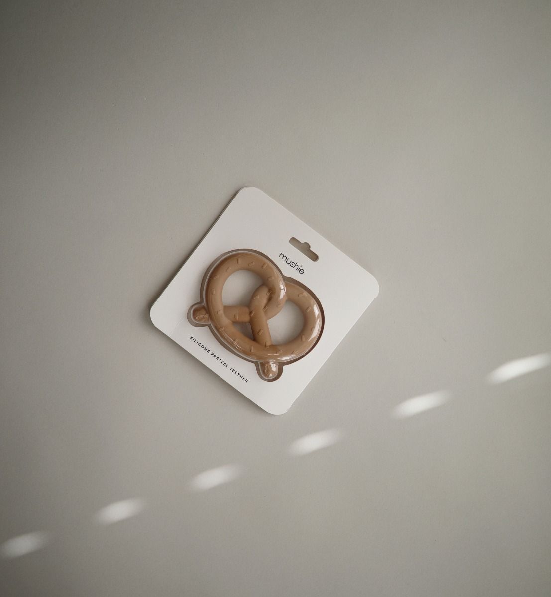 https://www.vanastenbabysuperstore.nl/media/catalog/product/8/2/8292110043_2_bijtring_mushie_pretzel_natural.jpg