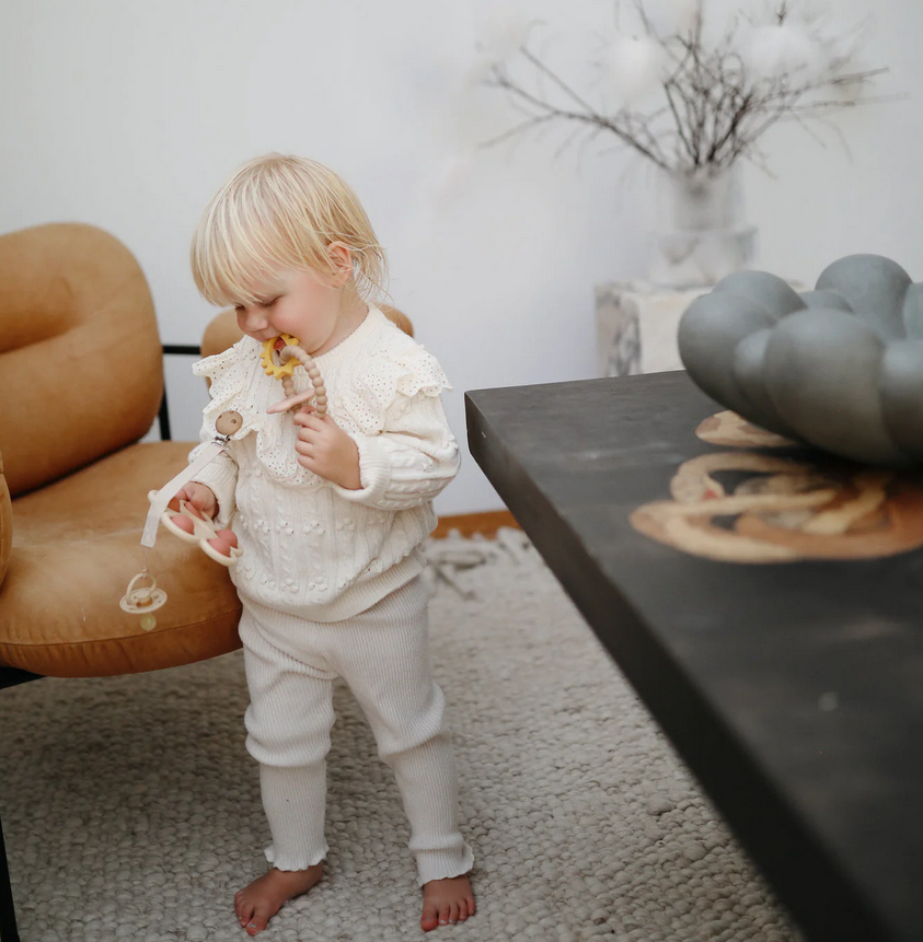 https://www.vanastenbabysuperstore.nl/media/catalog/product/8/2/8292110059_2_bijtring_mushie_nature.png