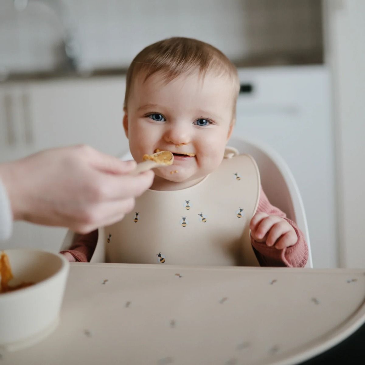 https://www.vanastenbabysuperstore.nl/media/catalog/product/8/2/8292110061_2_slabber_mushie_siliconen_bee.jpg