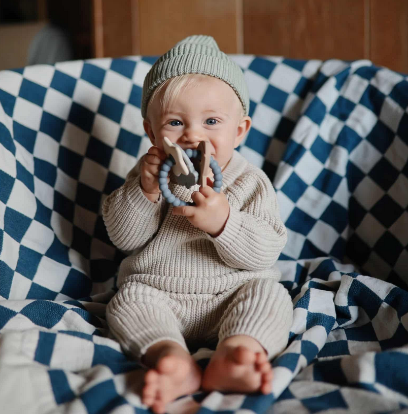 https://www.vanastenbabysuperstore.nl/media/catalog/product/8/2/8292110062_2_bijtring_mushie_space.png