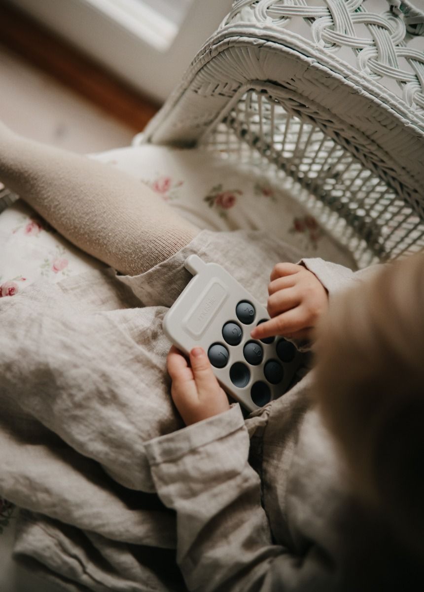 https://www.vanastenbabysuperstore.nl/media/catalog/product/8/2/8292400009_2_pop_it_mushie_phone_cambridge_blue.jpg