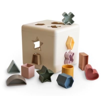 https://www.vanastenbabysuperstore.nl/media/catalog/product/8/2/8292400014_1_vormenstoof_mushie_kubus.jpg