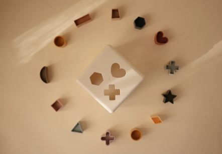 https://www.vanastenbabysuperstore.nl/media/catalog/product/8/2/8292400014_2_vormenstoof_mushie_kubus.jpg