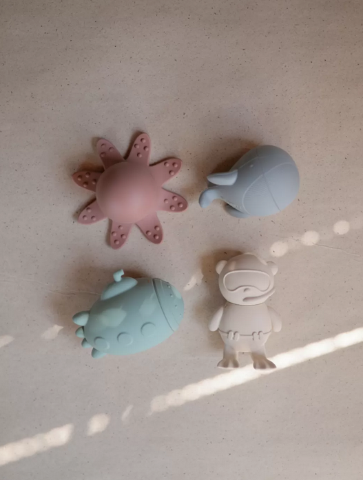 https://www.vanastenbabysuperstore.nl/media/catalog/product/8/2/8292400019_2_bad_speeltjes_mushie_zeeleven.png