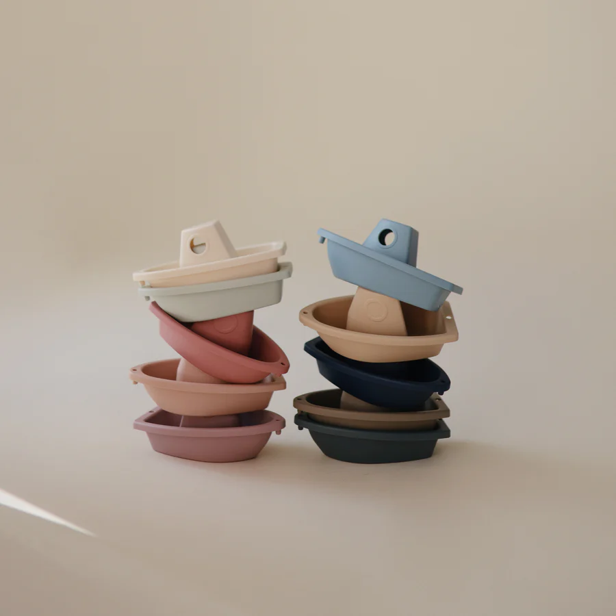https://www.vanastenbabysuperstore.nl/media/catalog/product/8/2/8292400023_2_bath_boats_mushie_petal.png