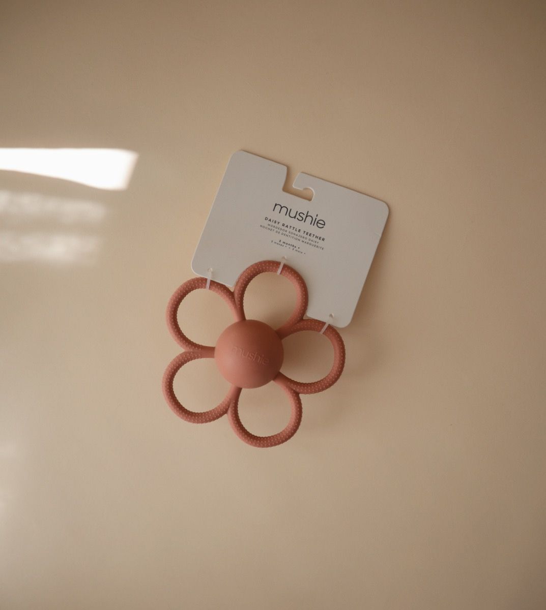 https://www.vanastenbabysuperstore.nl/media/catalog/product/8/2/8292400027_2_bijtspeeltjerammelaar_mushie_daisy.jpg