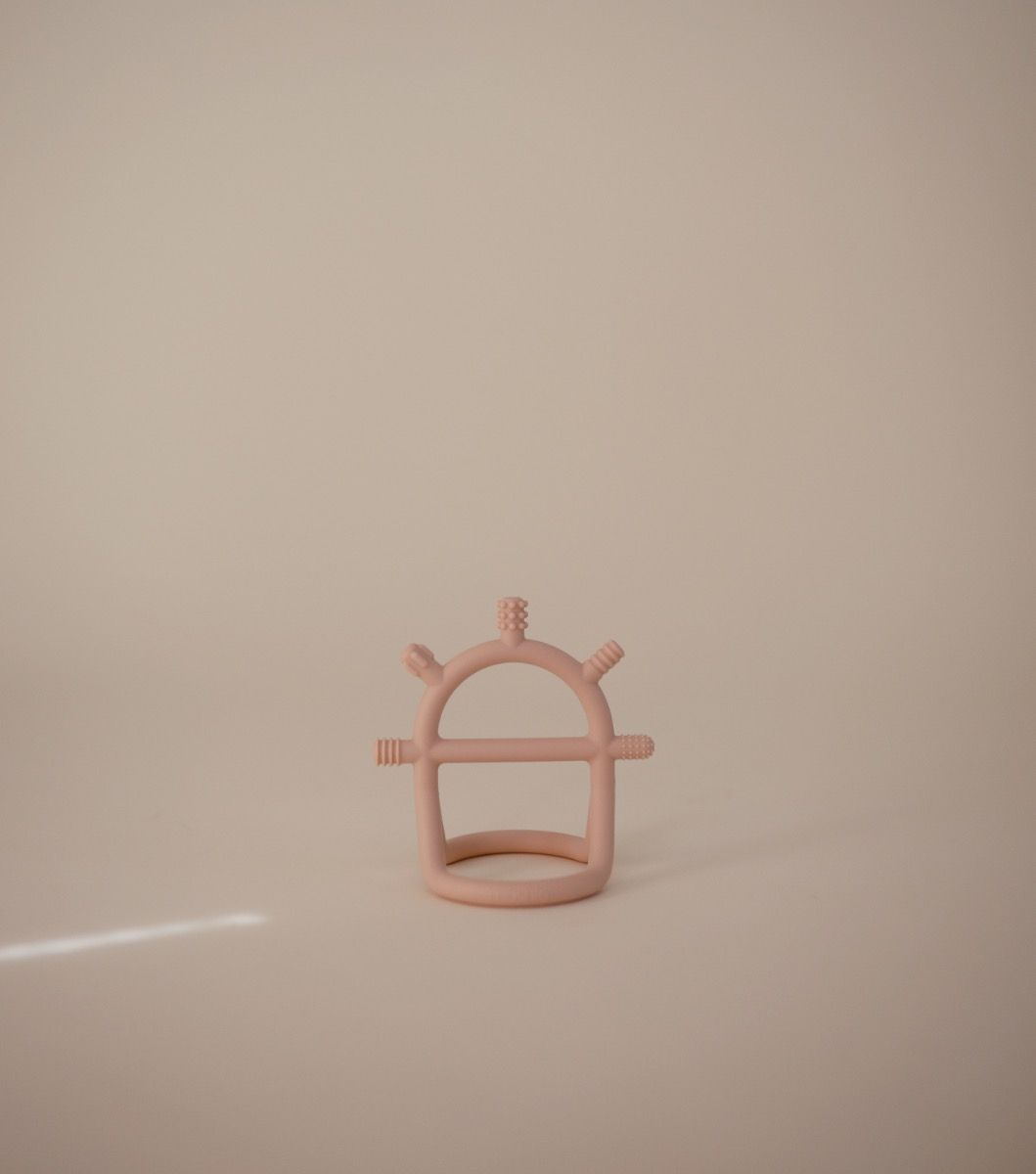 https://www.vanastenbabysuperstore.nl/media/catalog/product/8/2/8292400028_2_bijtspeeltje_mushie_blush.jpg