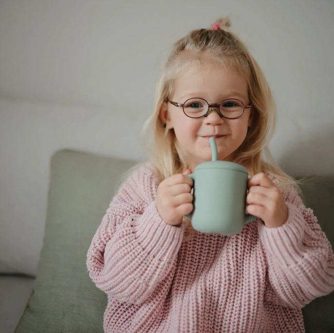 https://www.vanastenbabysuperstore.nl/media/catalog/product/8/2/8292800237_2_rietjesbeker_mushie_cambridge_blue.png