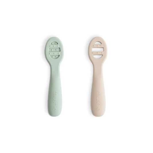 https://www.vanastenbabysuperstore.nl/media/catalog/product/8/2/8292800251_1_lepels_mushie_eerste_voeding_siliconen_cambridge_blueshifting_sand_2st.jpg
