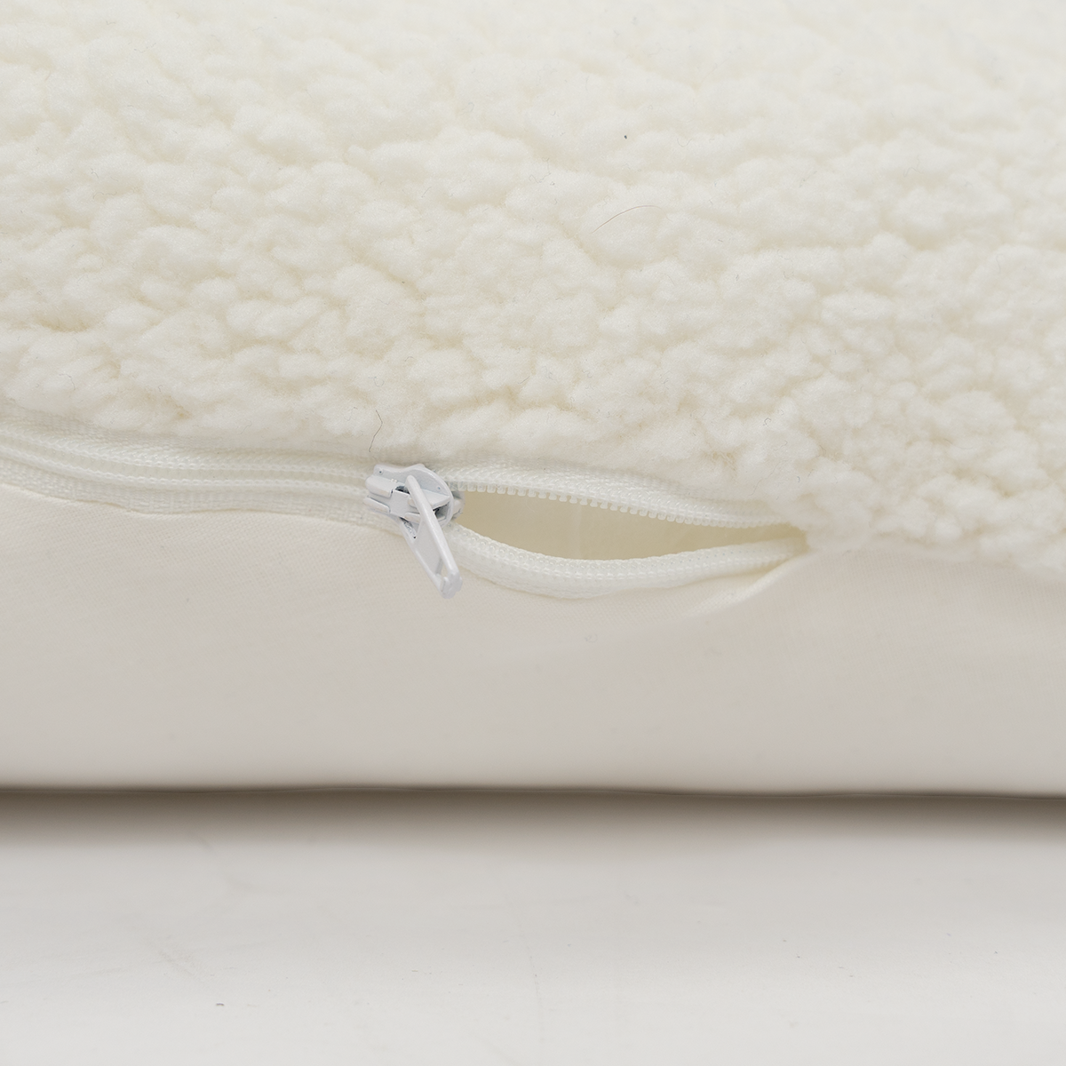 https://www.vanastenbabysuperstore.nl/media/catalog/product/8/4/8461750003_2_voedingskussen_funnababy_teddy_off_white.png